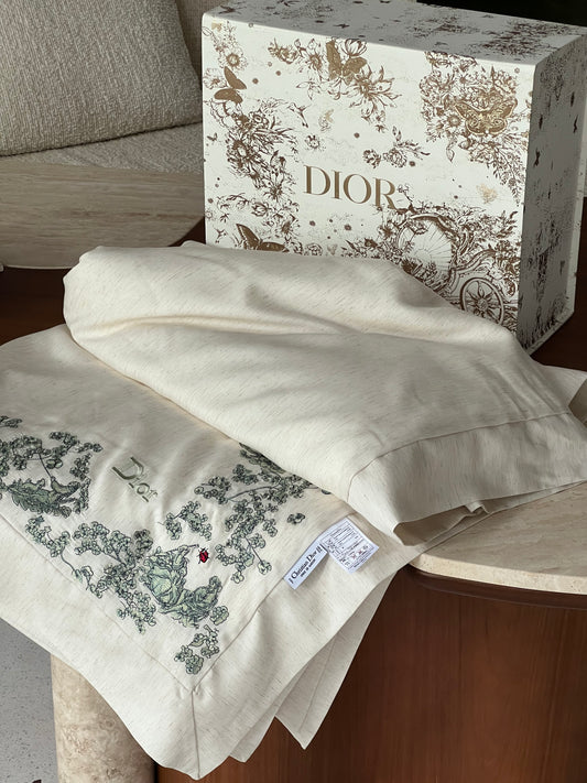 Canvas of Jouy Clover Silk Duvet