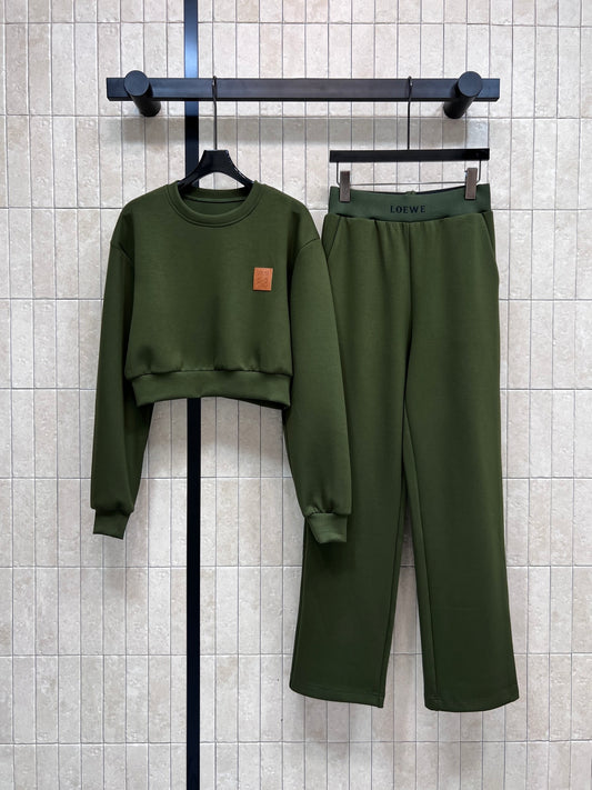 Sweatshirt +Casual pants