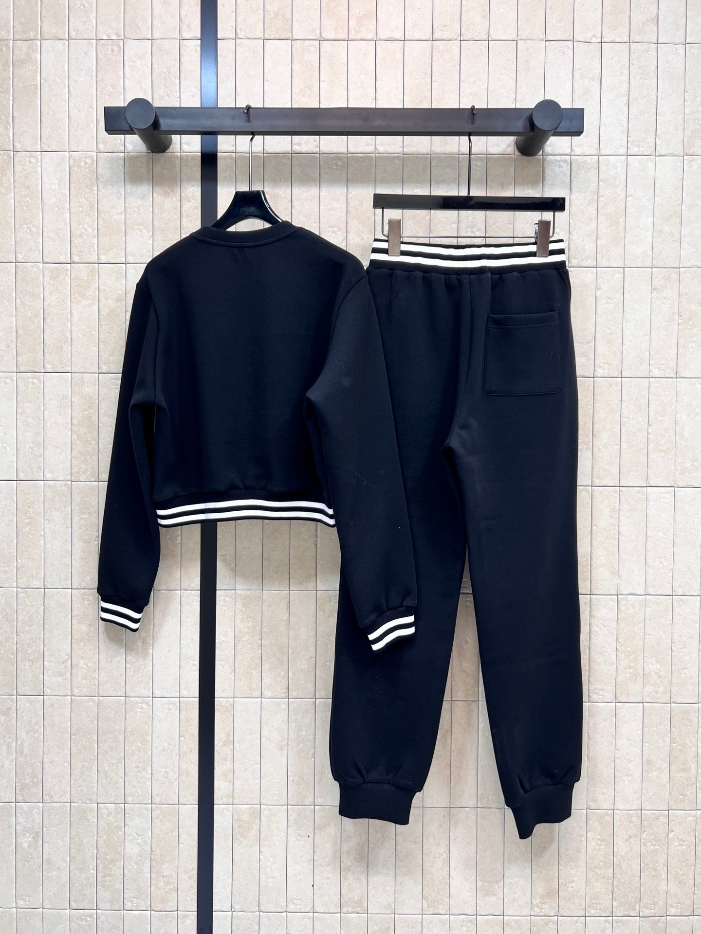 Sweatshirt +Casual pants