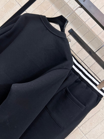 Sweatshirt +Casual pants