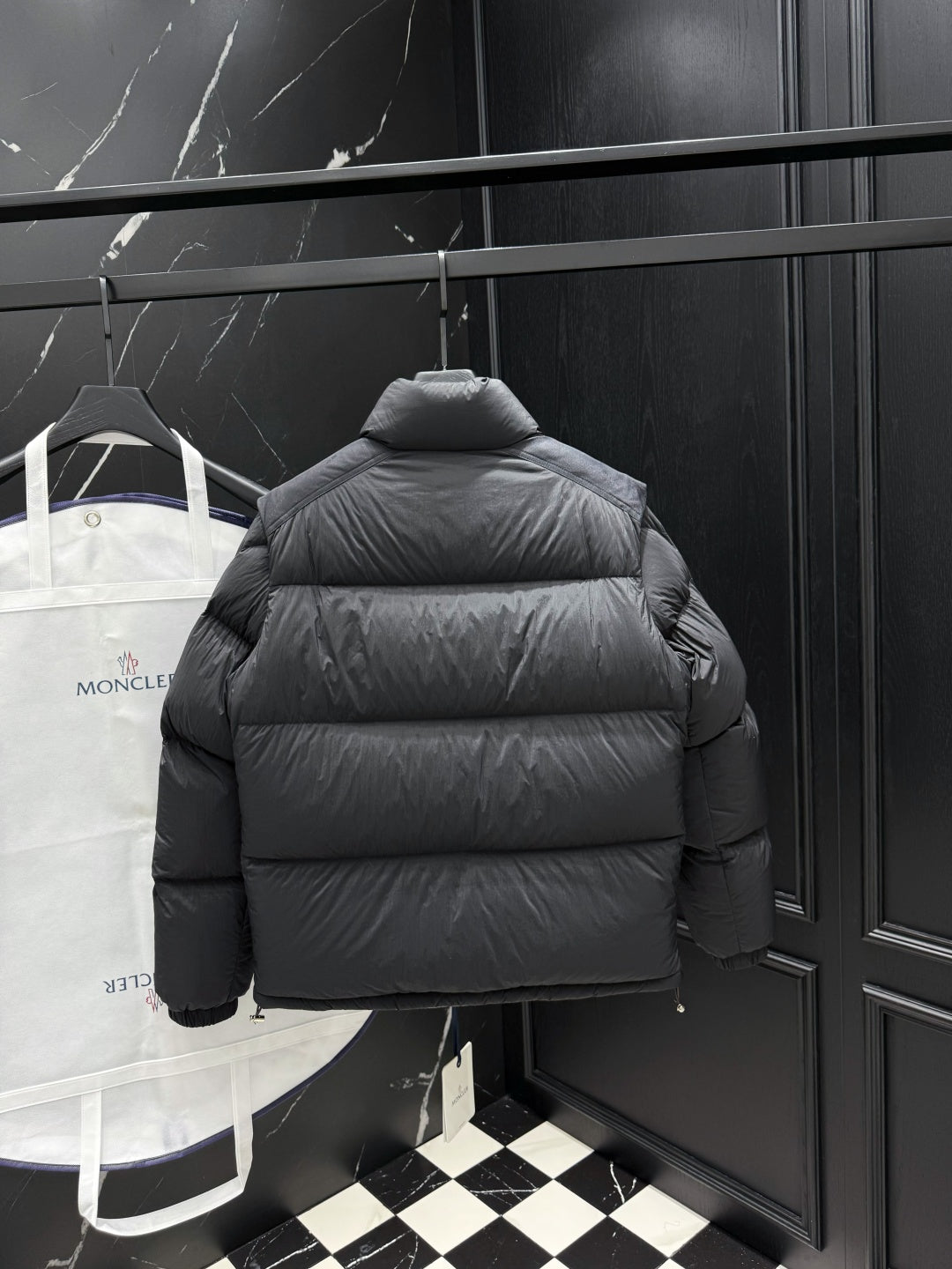 Detachable-Sleeve Reversible Down Jacket