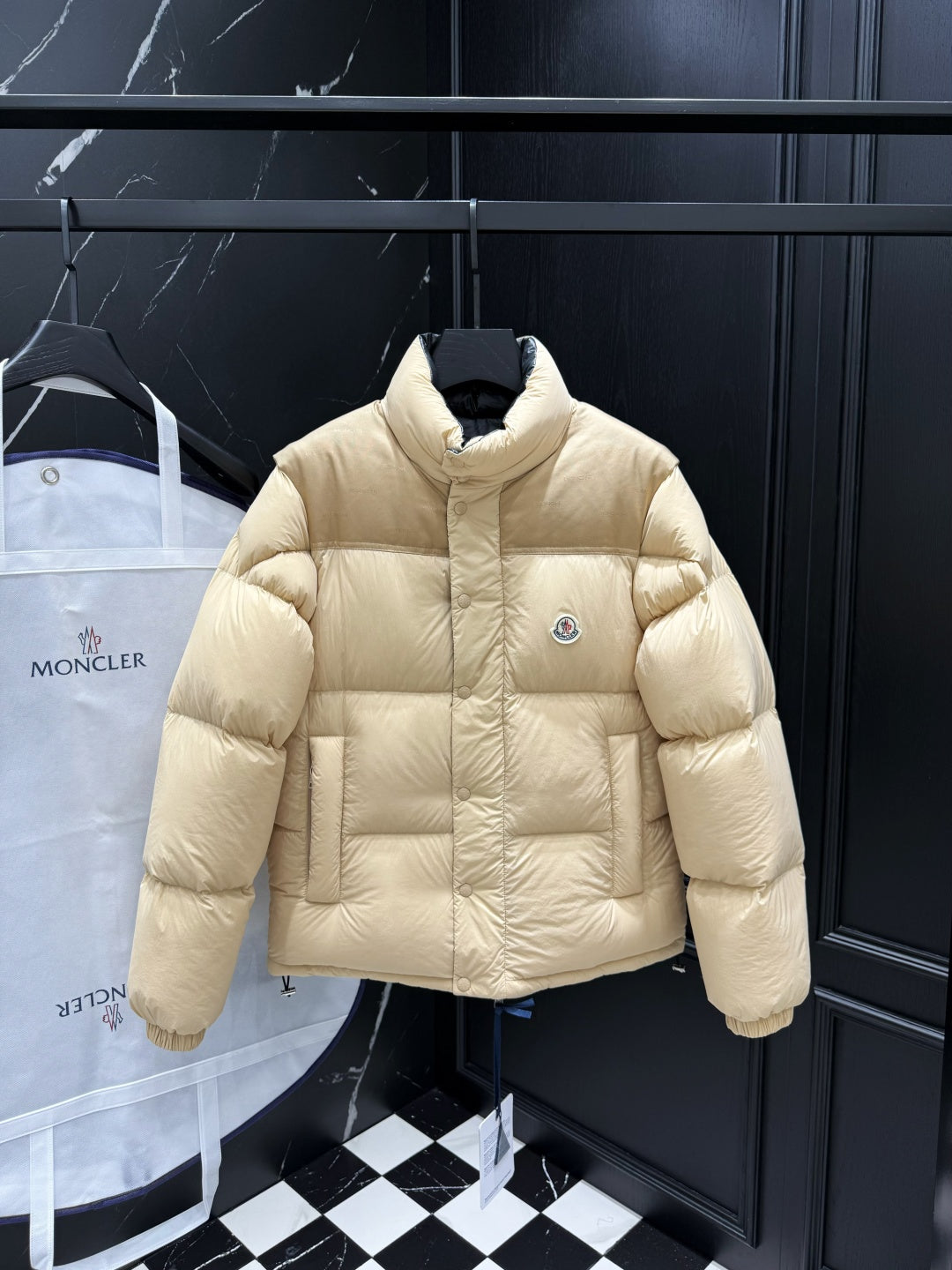Detachable-Sleeve Reversible Down Jacket