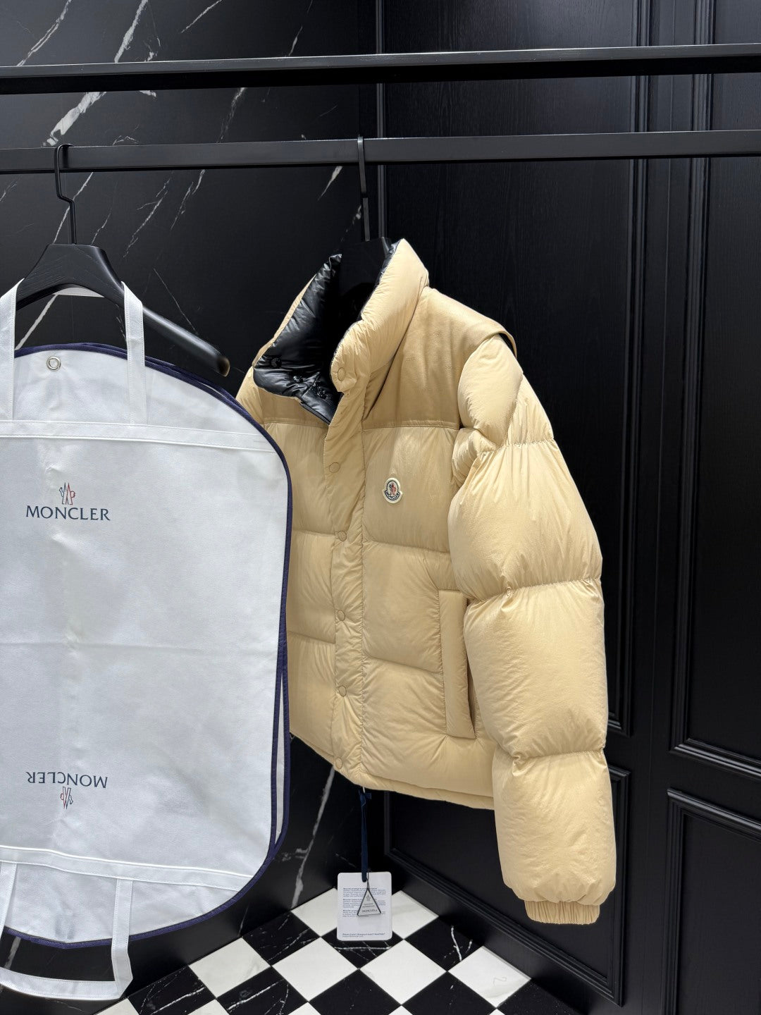 Detachable-Sleeve Reversible Down Jacket