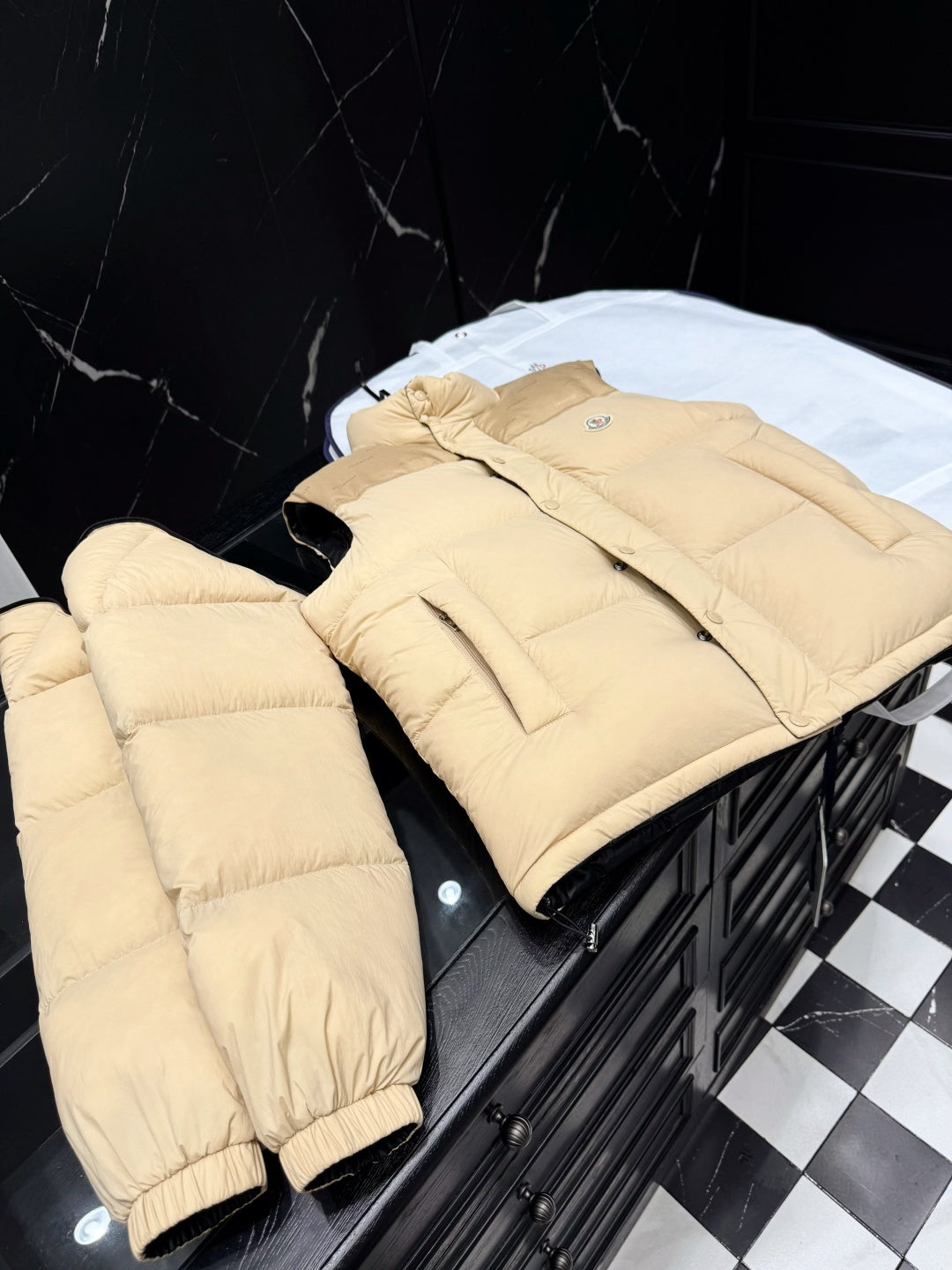 Detachable-Sleeve Reversible Down Jacket