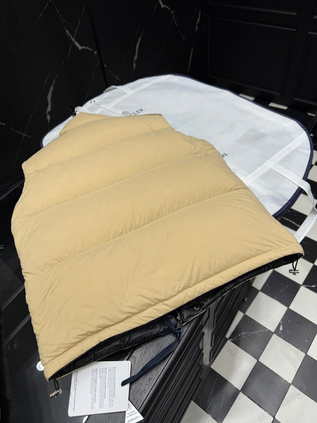 Detachable-Sleeve Reversible Down Jacket