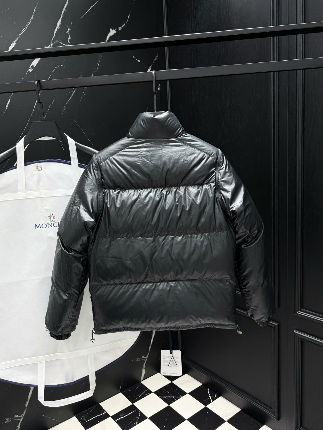 Detachable-Sleeve Reversible Down Jacket