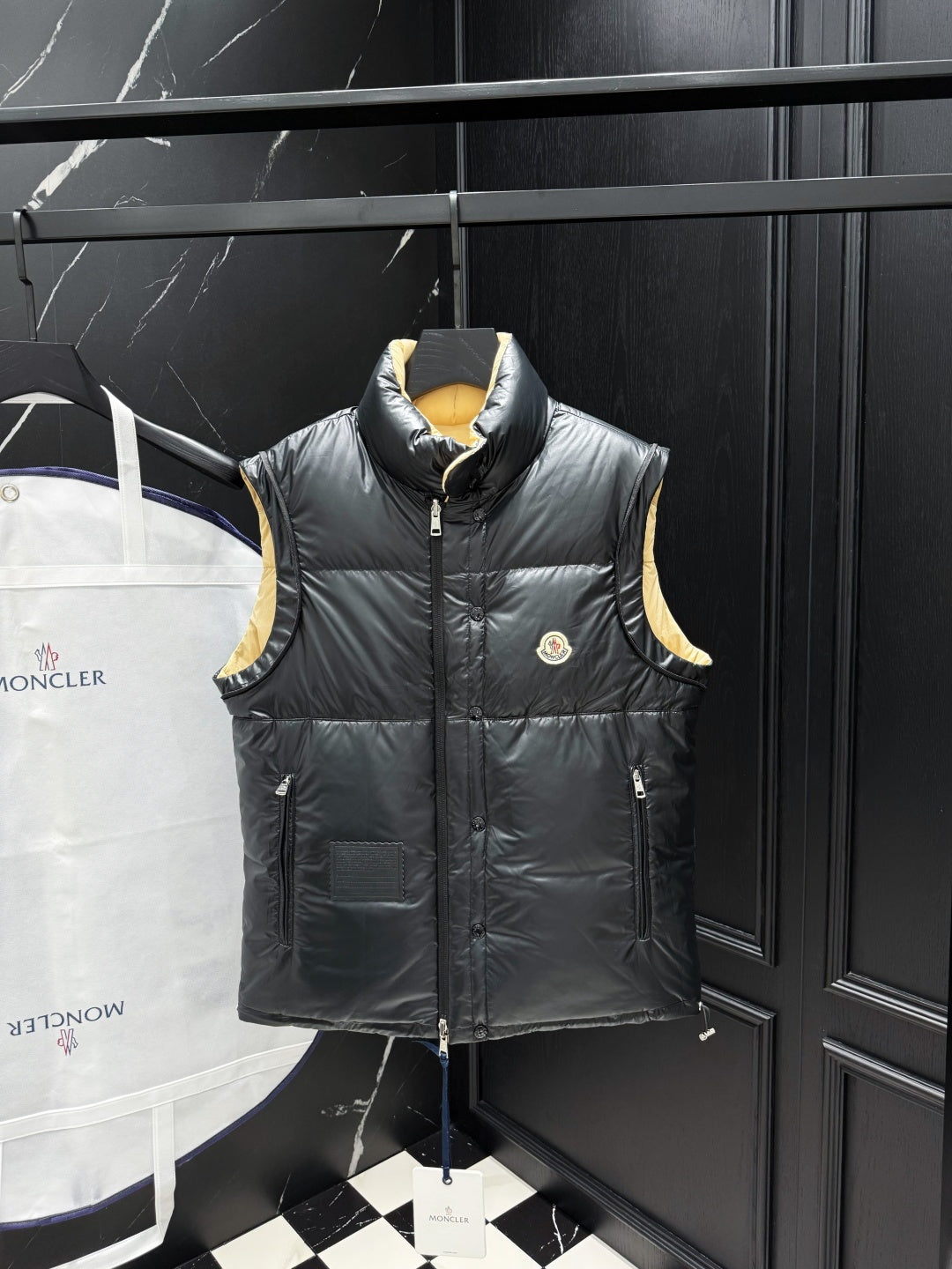 Detachable-Sleeve Reversible Down Jacket