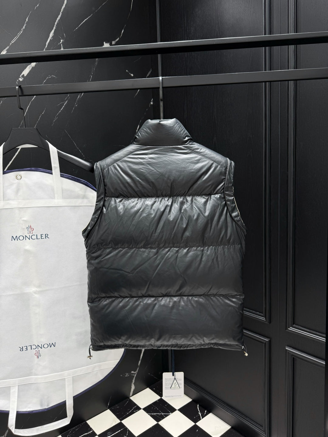 Detachable-Sleeve Reversible Down Jacket