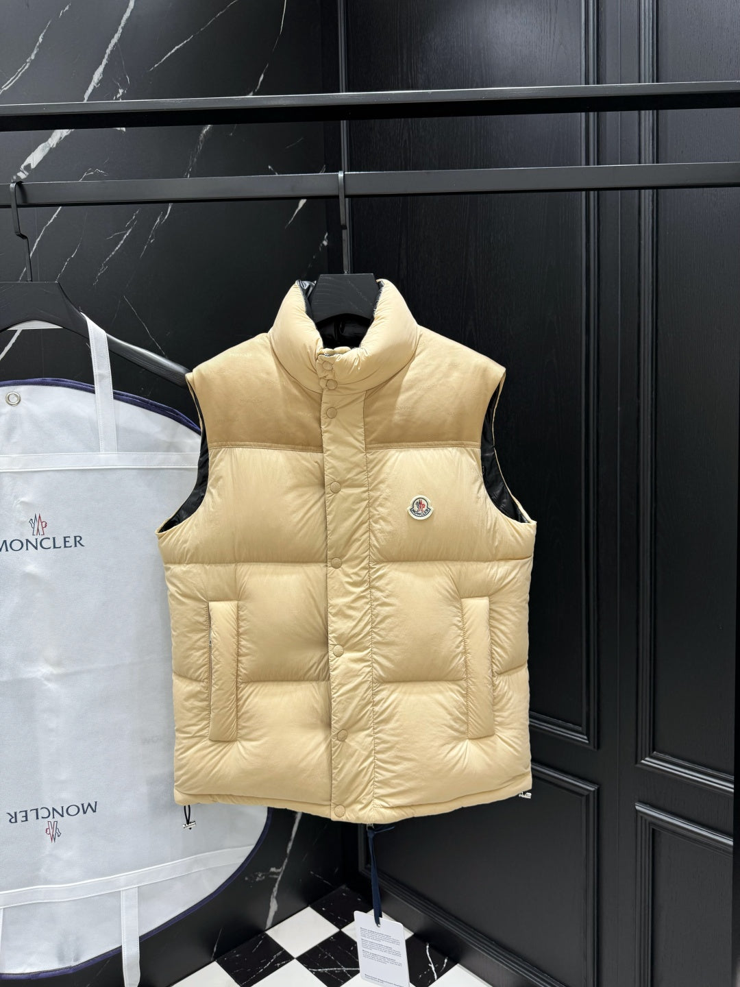 Detachable-Sleeve Reversible Down Jacket