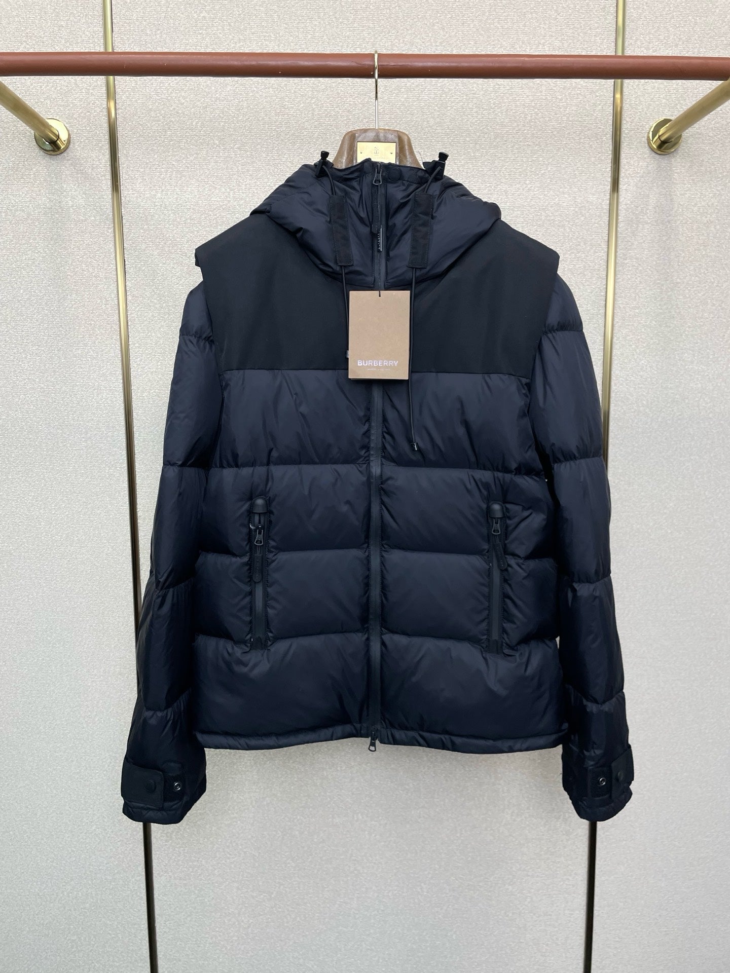 Detachable-sleeve down jacket