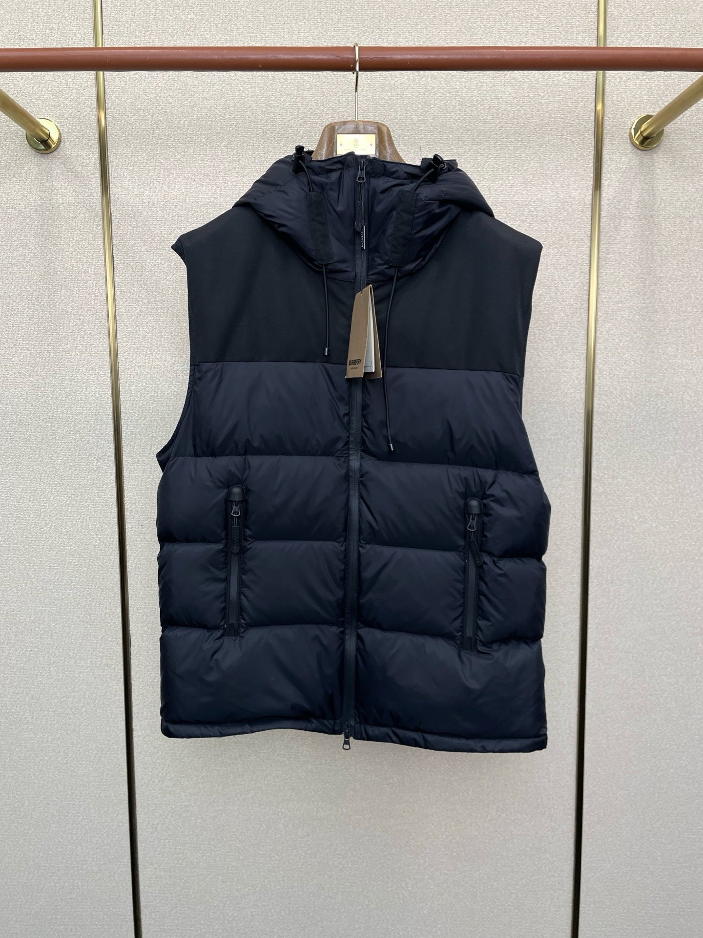 Detachable-sleeve down jacket