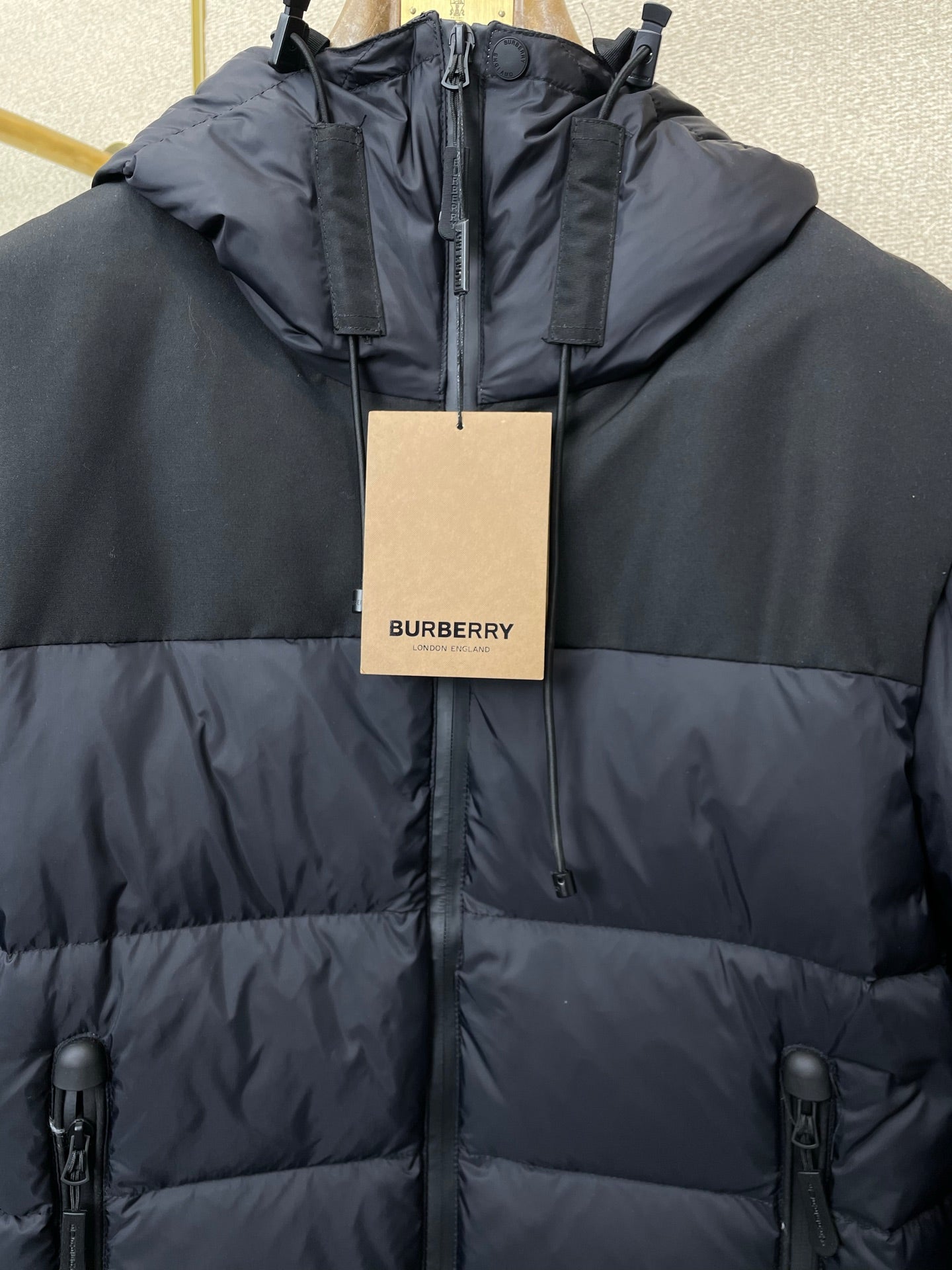 Detachable-sleeve down jacket