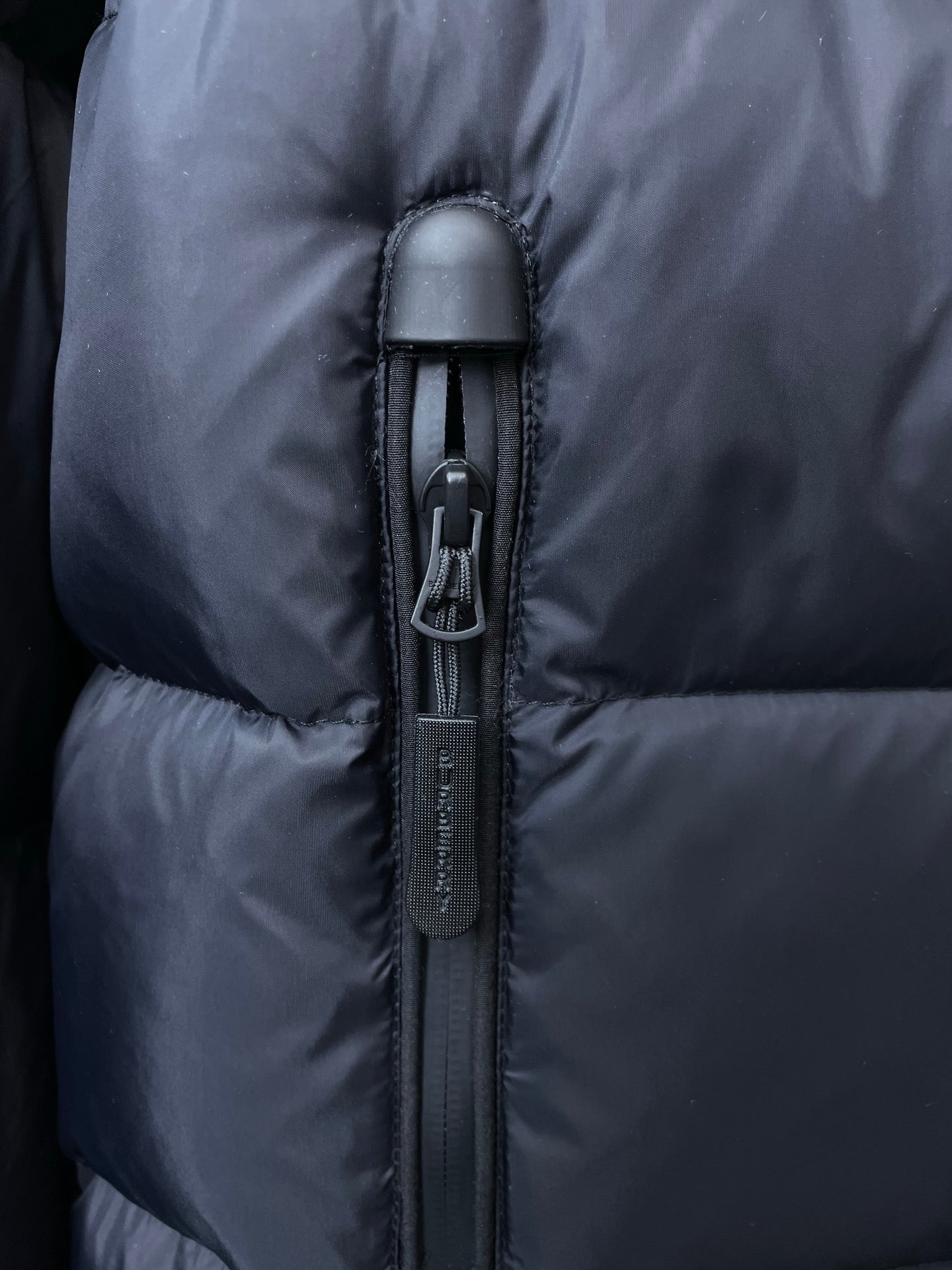 Detachable-sleeve down jacket