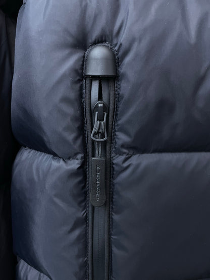 Detachable-sleeve down jacket