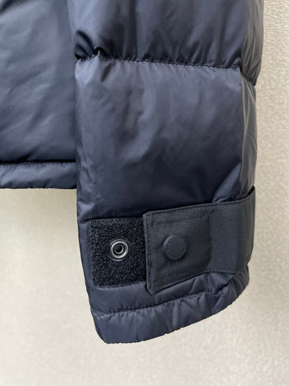 Detachable-sleeve down jacket