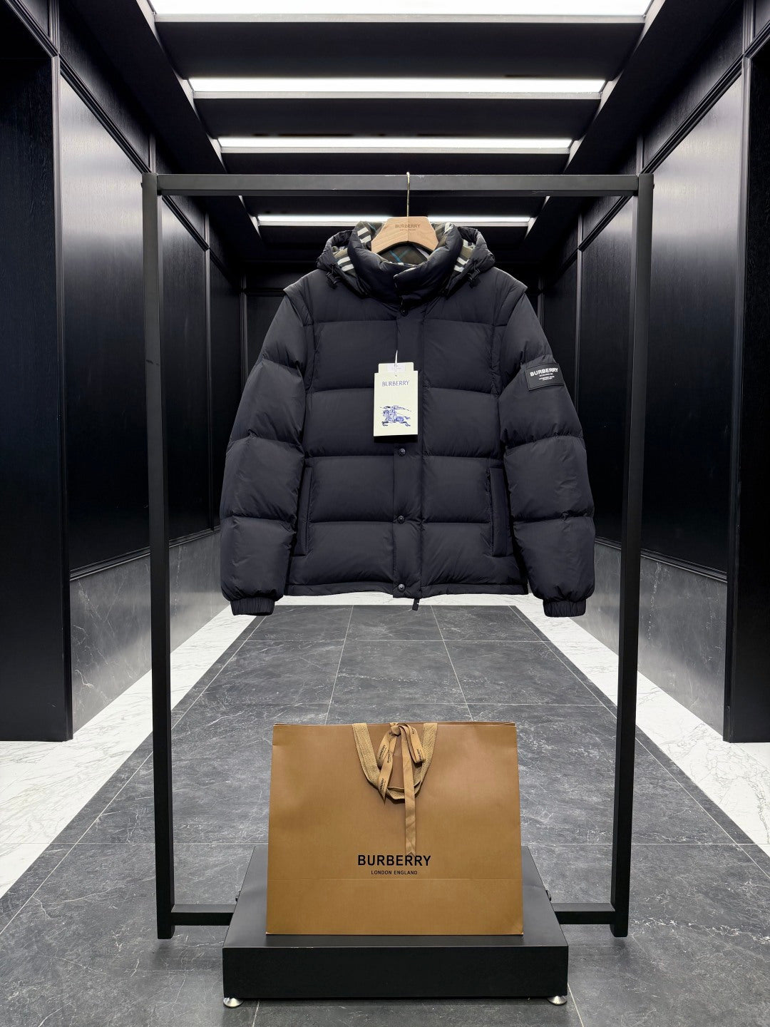 Detachable-sleeve down jacket