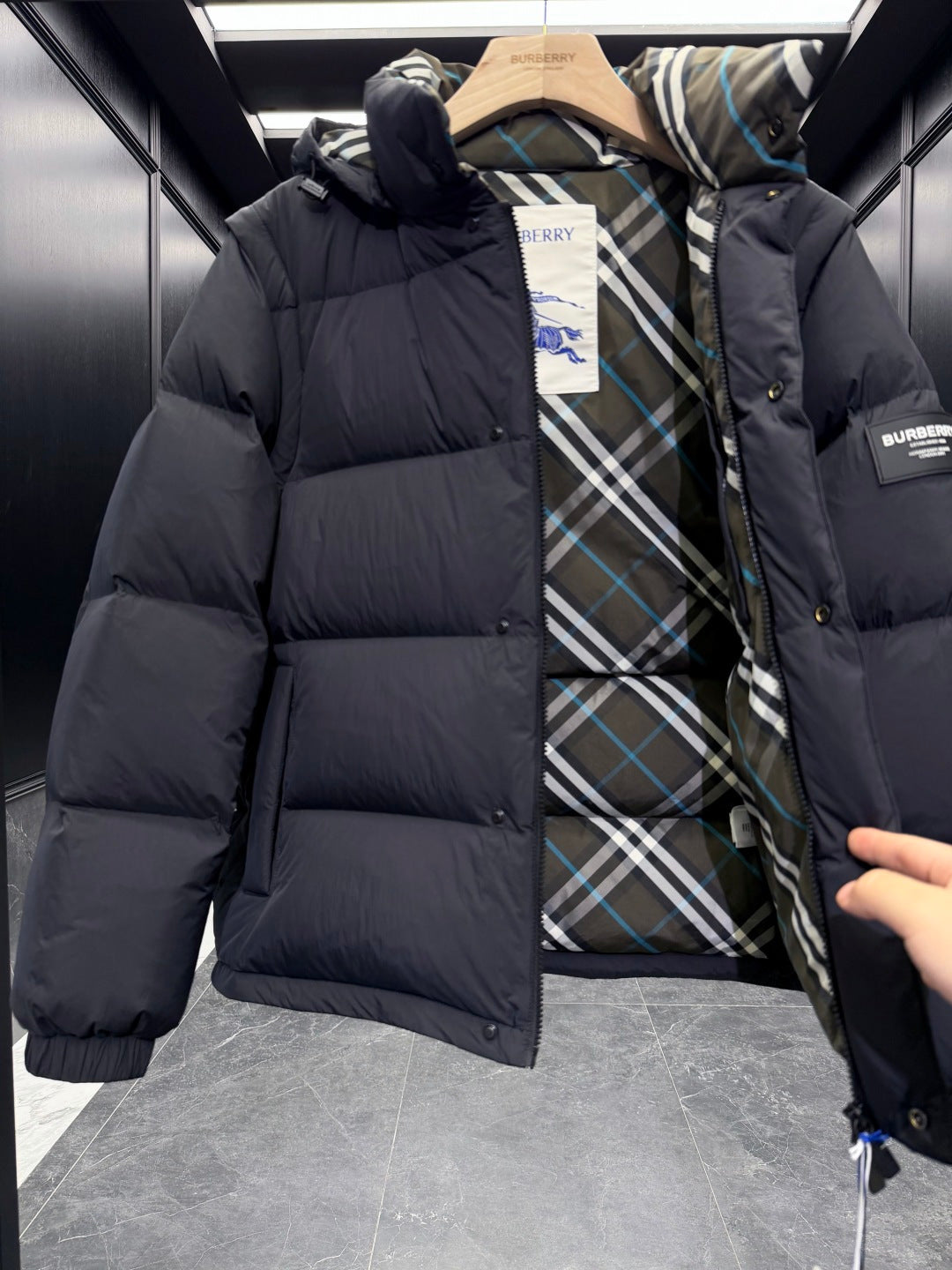 Detachable-sleeve down jacket