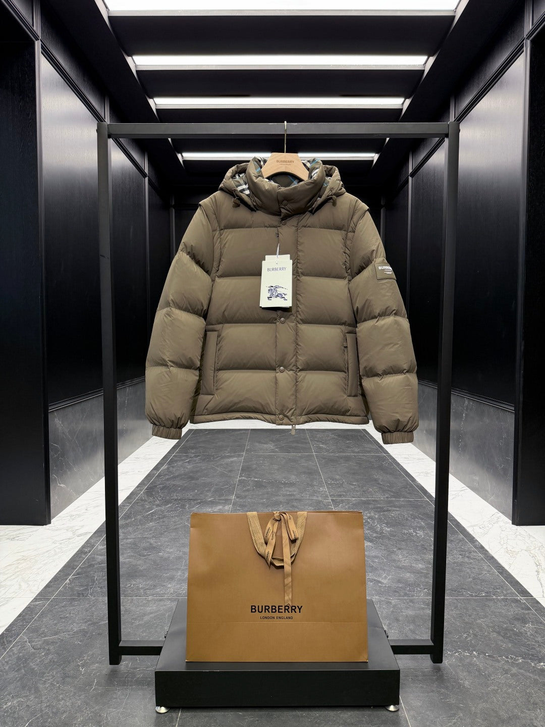 Detachable-sleeve down jacket