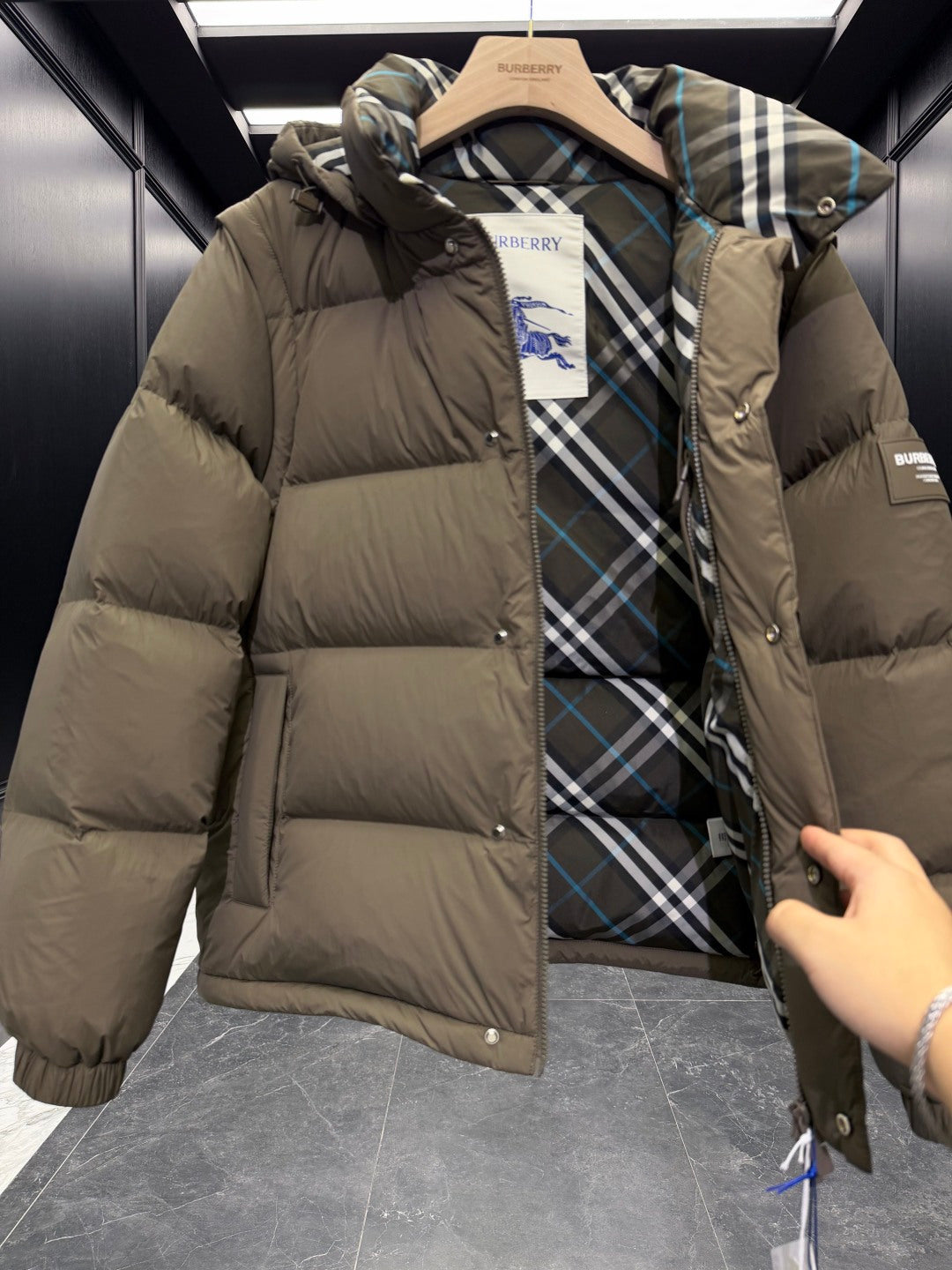 Detachable-sleeve down jacket