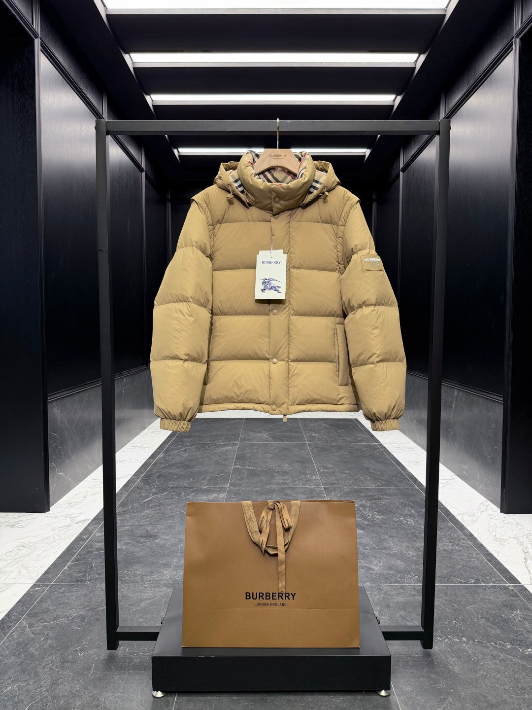 Detachable-sleeve down jacket