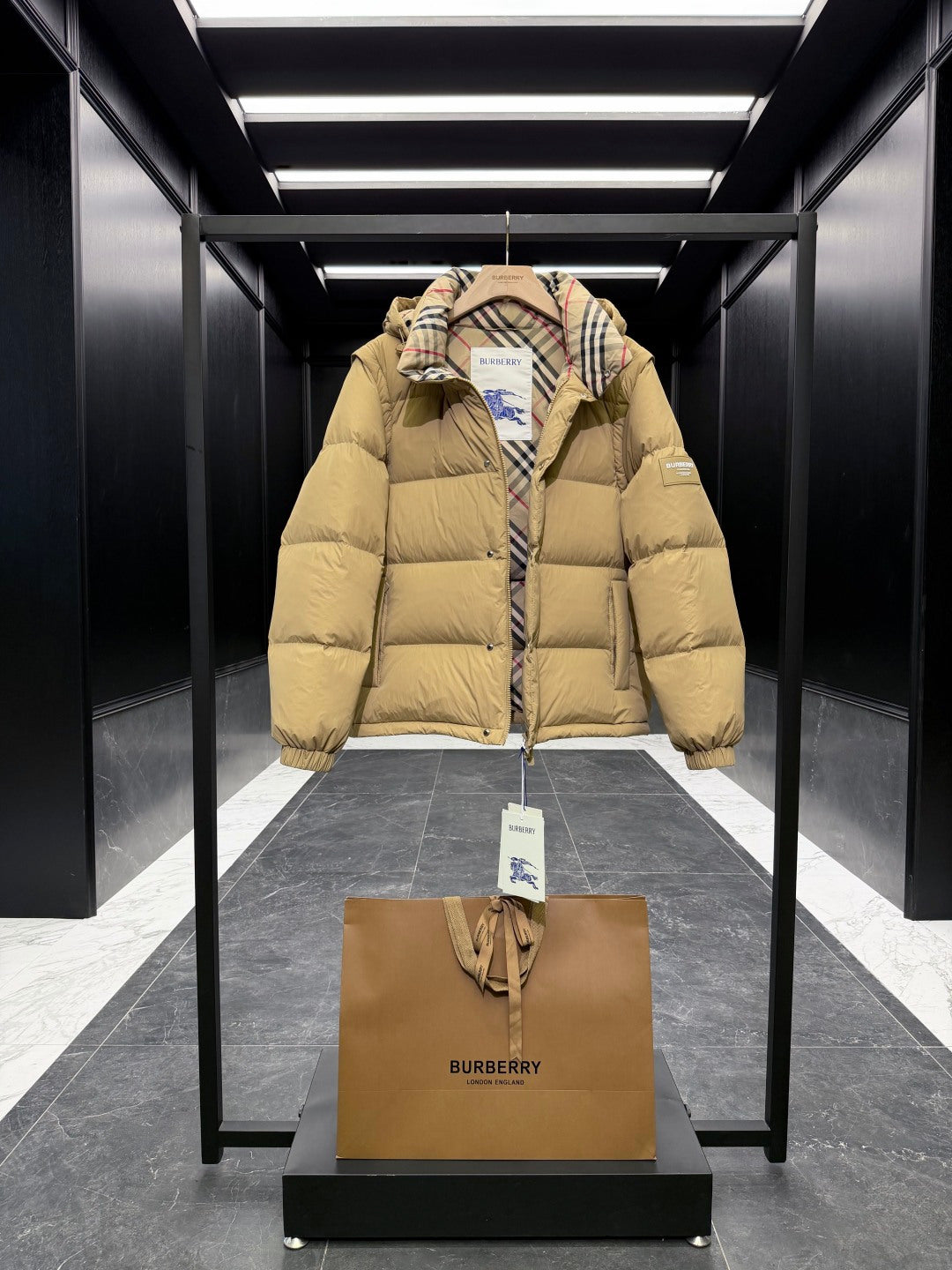 Detachable-sleeve down jacket