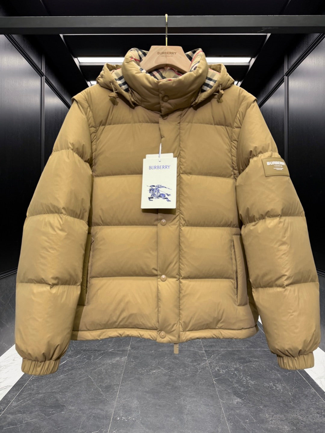 Detachable-sleeve down jacket