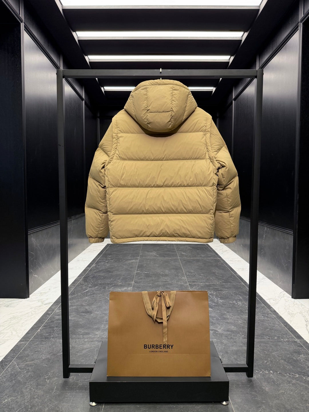 Detachable-sleeve down jacket