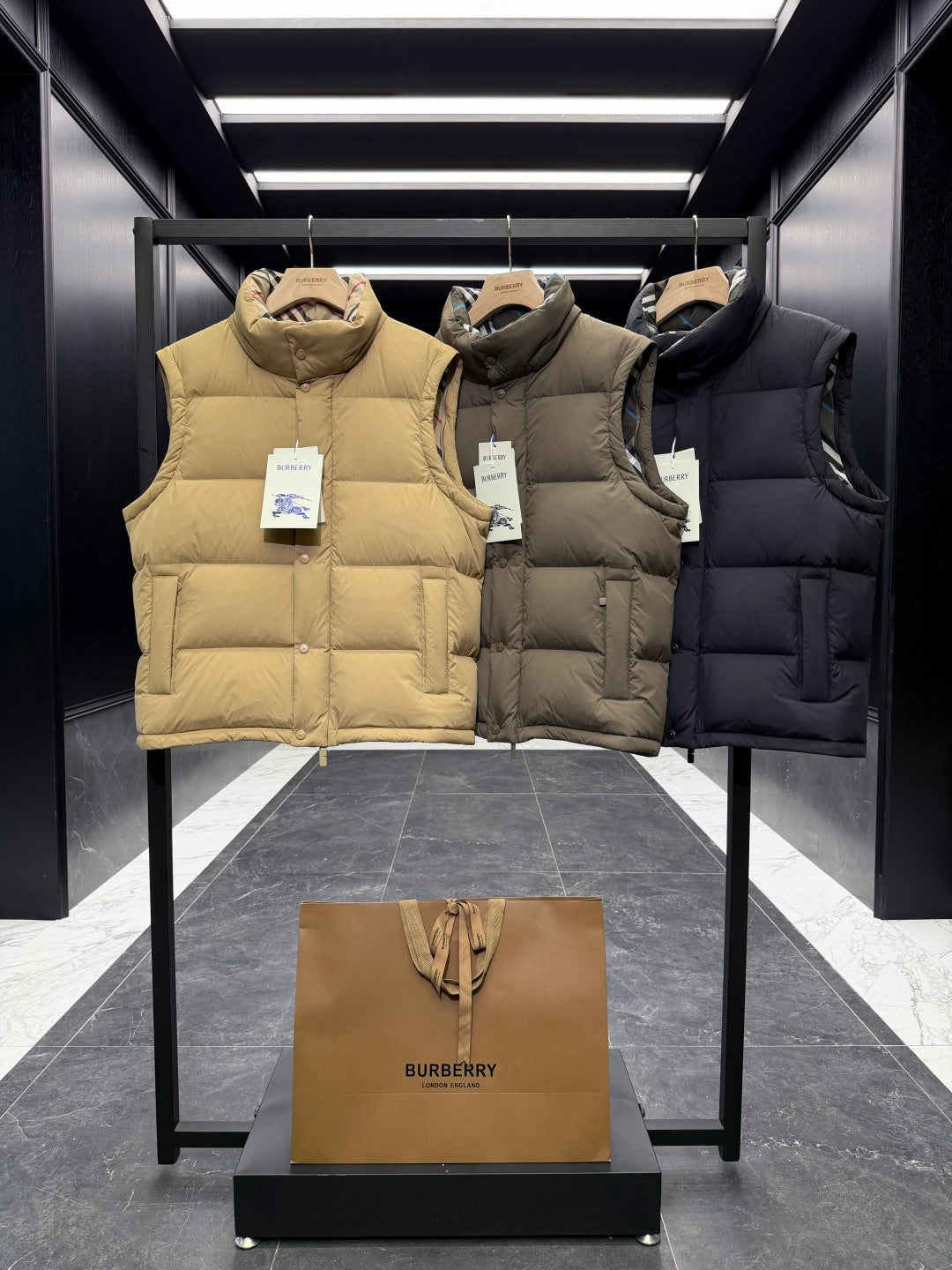 Detachable-sleeve down jacket